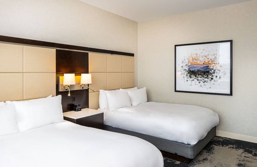 Redwood Shores Hotel | Haven of Serenity! 2 Relaxing Units, Pets Allowed, Onsite Pool