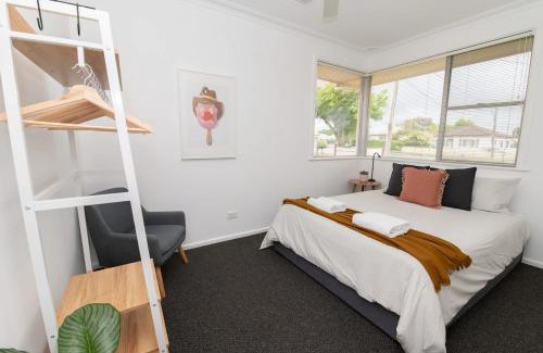 Bletchington House | Haven on Hill - Modern & Charming, Touch of Pink