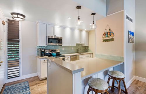 Lahaina Condo | Hawaii Life Presents "Aloha'Kai" MKV E-292 Newly Remodeled 1BR/1BA- Sleeps 6