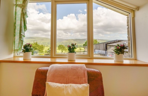 Carnforth Cottage | HAWKRIGG COTTAGE, family friendly, with a garden in Kirkby Lonsdale