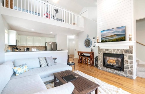 Seven Devils Condo | Hawks Peak 406- Mountain Condo, Top Floor, Grandfather Mountain View, Modern, Near High Country A.