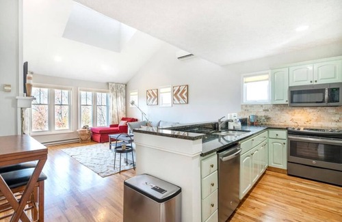 Seven Devils Condo | Hawks Peak 406- Mountain Condo, Top Floor, Grandfather Mountain View, Modern, Near High Country A.