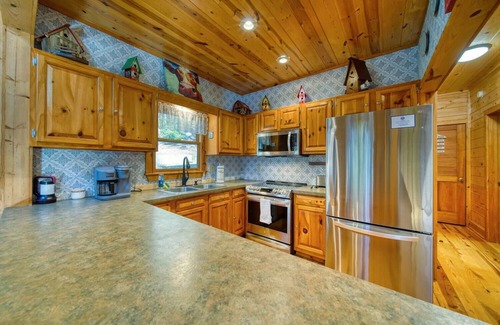 Suches Cabin | Hawks Whistle - 3BR with Smart TVs, Peaceful, Dog-friendly, Hot Tub!