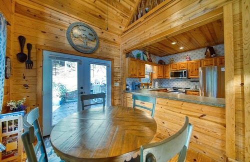 Suches Cabin | Hawks Whistle - 3BR with Smart TVs, Peaceful, Dog-friendly, Hot Tub!
