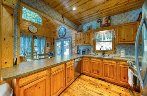 Suches Cabin | Hawks Whistle - 3BR with Smart TVs, Peaceful, Dog-friendly, Hot Tub!
