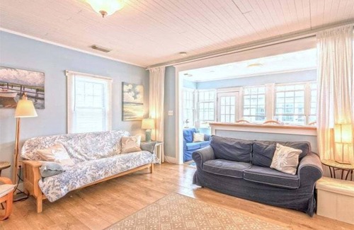 Point Pleasant Beach House | HAY7 | Featured on HGTV! 3BR 1ba Beachside Cottage set in the Sand! 1 car parking