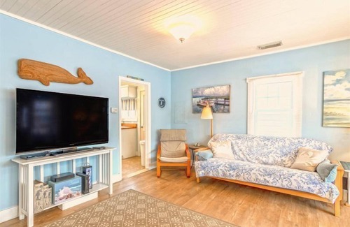 Point Pleasant Beach House | HAY7 | Featured on HGTV! 3BR 1ba Beachside Cottage set in the Sand! 1 car parking