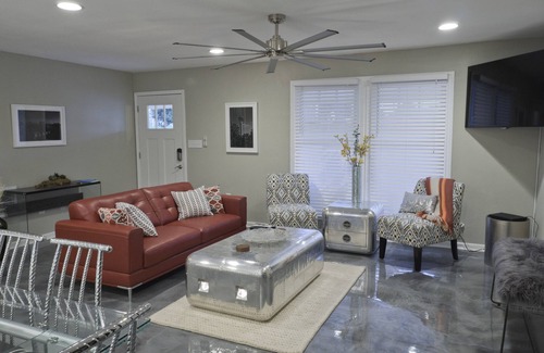 Eastside Promise Neighborhood House | Hays Skyline View * 1 mile to Alamo * Incredible Views in Historic Neighborhood