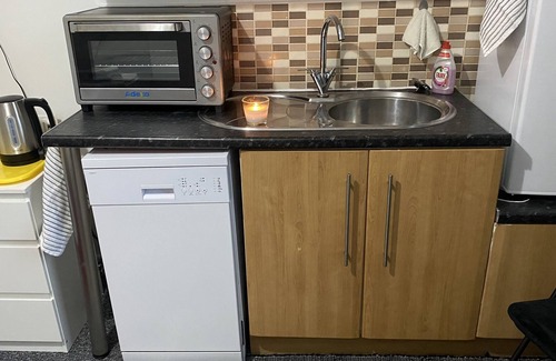 Huddersfield Apartment | Hayy Comfortable Studio Blackhouse