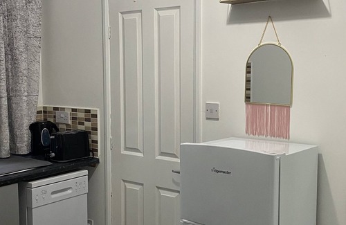 Huddersfield Apartment | Hayy Stylish Studio Blackhouse