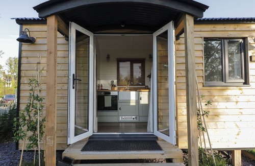 Kemble Cottage | HAZEL, pet friendly, with a garden in Kemble