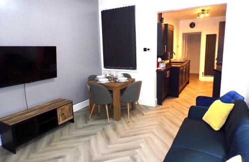 Stoke-on-Trent Apartment | Hazelhurst House - 4 bedrooms 2 bathrooms