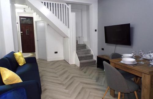 Stoke-on-Trent Apartment | Hazelhurst House - 4 bedrooms 2 bathrooms
