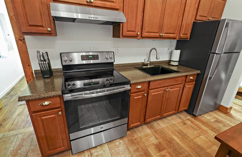 Fellsmere House | Headwaters Lake Fishing Beaches Private Getaway King Beds Pet Friendly