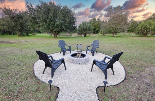 Fellsmere House | Headwaters Lake Fishing Beaches Private Getaway King Beds Pet Friendly