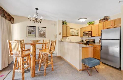 Historic District Apartment | Heart of Breck Studio Hot tub Pool and Parking