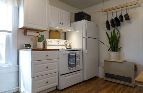 Burlington Apartment | Heart-of-Burlington Four Bedroom Apartment