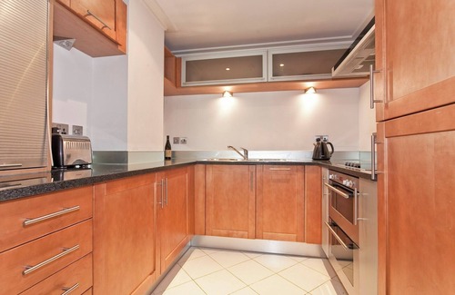 Canary Wharf Apartment | Heart of Canary Wharf. Stunning dock views. Close to all amenities.
