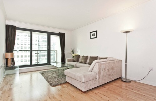 Canary Wharf Apartment | Heart of Canary Wharf. Stunning dock views. Close to all amenities.