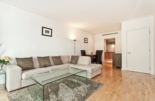 Canary Wharf Apartment | Heart of Canary Wharf. Stunning dock views. Close to all amenities.