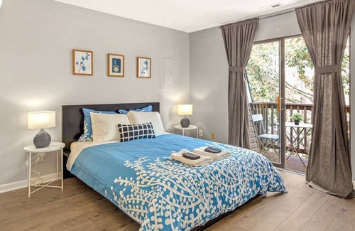 Chapel Hill Condo | Heart of Chapel Hill - Lovely Spacious 2BD2BTH