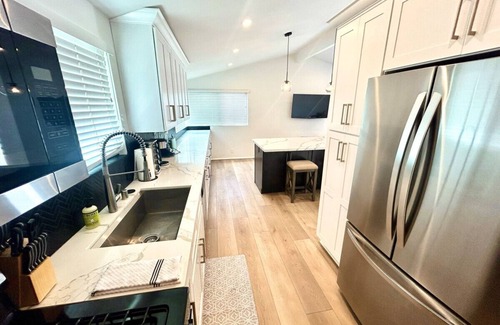 Corona del Mar House | Heart of Corona Del Mar! Chic Bungalow! 10 minute walk to the beach/Steps to downtown!