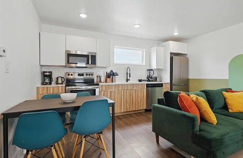 Old East Dallas Apartment | Heart of Dallas in Knox Henderson | Sleeps 4