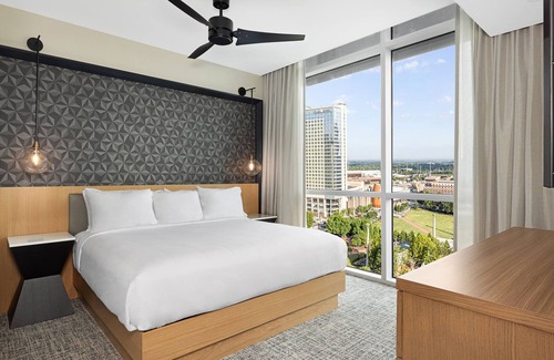 Downtown Atlanta Resort | Heart of Downtown Atlanta Resort with Pool & Bar