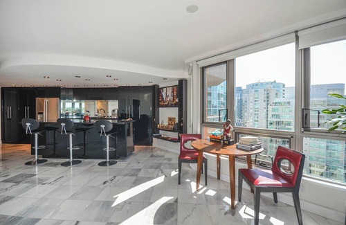 Kitsilano Apartment | Heart of Downtown Vancouver, Waterfront property