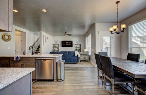 Eagle House | Heart of Eagle, 5 bedrooms + 2 miles to Greenbelt!