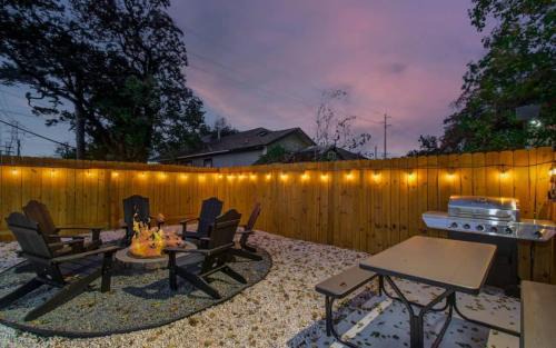 Greater East End Apartment | Heart of Houston - 2-BD 1-BA with Grill