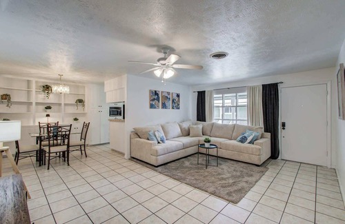 Houston Apartment | Heart of Houston - 3-BD Apartment (30+ Nights)