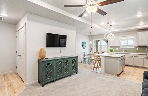 Nampa House | Heart of Nampa-Hot Tub-Fenced Yard-Full Kitchen