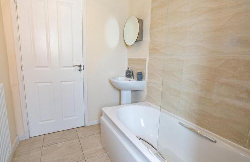 Nottingham Apartment | Heart Of Nottingham FREE Parking, Cozy, MOTORPOINT ARENA Long Stay Deals