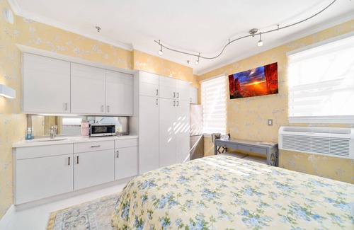 Palm Beach - West Palm Beach Hotel | Heart of Palm Beach - free parking included, security safe, next to Breakers