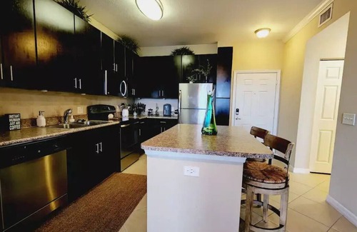 Pembroke Pines Apartment | Heart of Pines, Pool, Gym, wi-fi you'll love it !