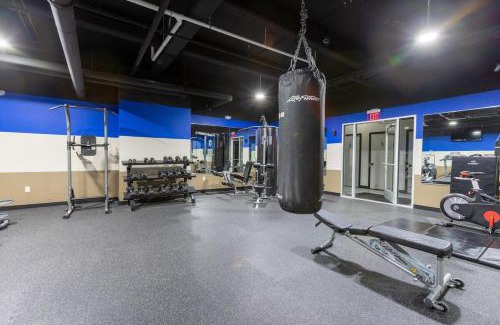 Strip District Apartment | Heart of Strip District - King Bd - Rooftop and Gym