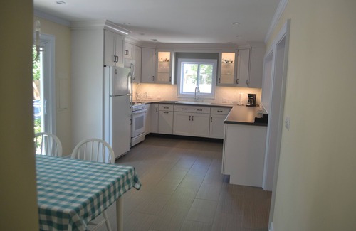 Berkeley Cottage | Heart of Williamsburg Guest House 3 Bedrooms, 2 Full Baths, Sleeps 6