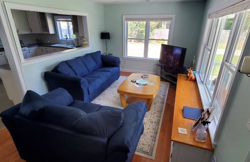 Berkeley Cottage | Heart of Williamsburg Guest House 3 Bedrooms, 2 Full Baths, Sleeps 6