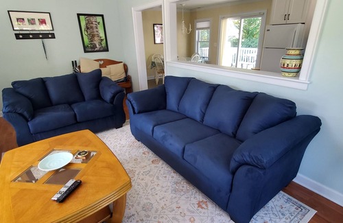 Berkeley Cottage | Heart of Williamsburg Guest House 3 Bedrooms, 2 Full Baths, Sleeps 6