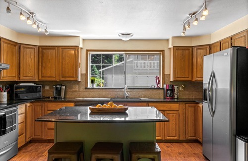 Leavenworth House | Heated pool,4 bedrooms,hot tub, Dogs ok, pond, 2mls to town