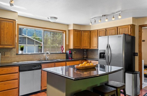 Leavenworth House | Heated pool,4 bedrooms,hot tub, Dogs ok, pond, 2mls to town