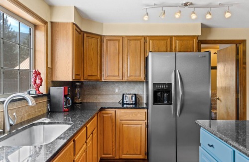 Leavenworth House | Heated pool,4 bedrooms,hot tub, Dogs ok, pond, 2mls to town