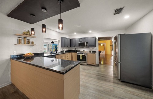 Bradenton Apartment | Heated Pool 9BR/Sleeps32 Pickle/Basketball Theater