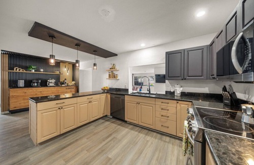 Bradenton Apartment | Heated Pool 9BR/Sleeps32 Pickle/Basketball Theater