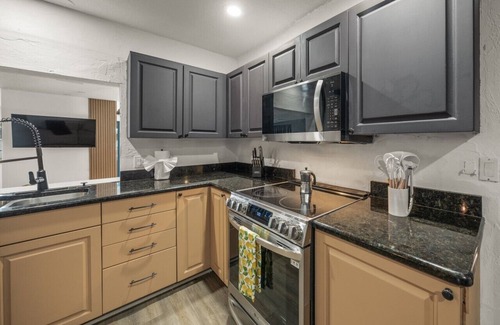 Bradenton Apartment | Heated Pool 9BR/Sleeps32 Pickle/Basketball Theater