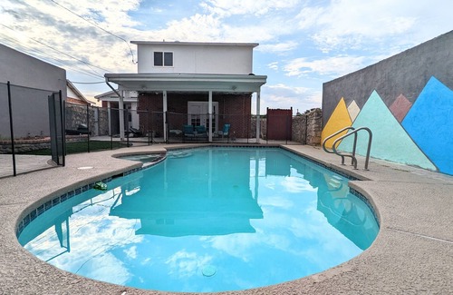 Timberwolf House | Heated Pool ❤️Central, Safe Area → Family Approved