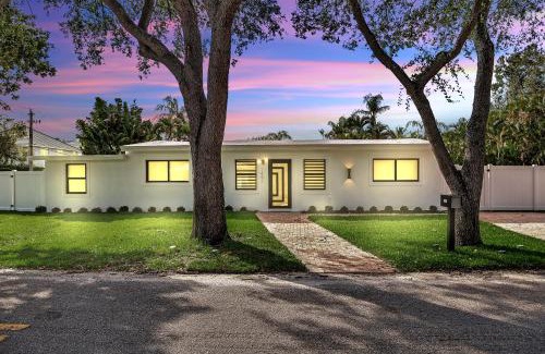 River Oaks House | Heated Pool Family Retreat Home 4BR & 3BA