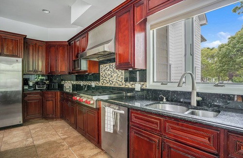 Hampton Bays House | Heated Pool + Hot Tub - Luxe 7BR Villa