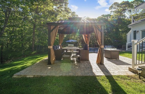 Hampton Bays House | Heated Pool + Hot Tub - Luxe 7BR Villa